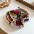Gros plan d'un chouchou en tissu à motifs floraux vintage français à double couche - Coloré