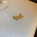 Elegante goldfarbene minimalistische V-förmige Ohrstecker für den täglichen Gebrauch von Damen - Goldene Ohrstecker in V-Form (Silbernadel)