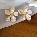Dettaglio ravvicinato degli orecchini retrò in smalto dorato con accenti rosa - Oro-Bianco-Rosa