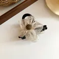 Vue détaillée d'une pince à cheveux fleur en maille beige avec centre en strass - Blanc