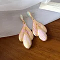 Dettaglio orecchini vintage smaltati oro con petali dipinti a mano in rosa e azzurro - Oro-Blu-Rosa