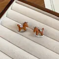 Incantevoli orecchini vintage a forma di cavallo a dondolo con ago in argento e smalto - Marrone