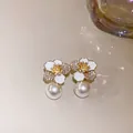 Elegante französische goldene Blumenohrringe mit weißer Emaille und Perlenanhänger - 15# Gold Silberstecker