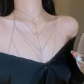 Elegante silberfarbene Körperkette mit geometrischen Zirkonia-Akzenten für Damenmode - Brustkette / Silber