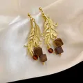 Vintage Maillard Stil braune Harzwürfel-Ohrhänger mit vergoldeten Feder-Anhängern - 19# Silber-Ohrringe - Gold/Braun / Goldbraun