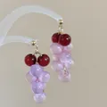 Kreative Ohrhänger in Traubenform mit rosa und roten durchscheinenden Perlen an Golddraht. - Traubenbündel-Design-Stil (94#)