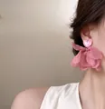 Elegante roze stoffen bloemenoorbellen met hartvormige knop en zilveren naald - 925 Sterling Zilver Stift - Hart Parelmoer Tule Bloemblad Stijl (21)