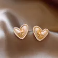 Dettaglio di orecchini a lobo a forma di cuore con tulipano smaltato e bordo in perle - Stile Cuore Perno Argento / Bianco