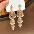 Primer plano de pendientes étnicos vintage con cristales, perlas y círculos dorados - Estilo de Gota de Agua Dorada (7#) / Dorado