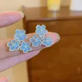 Elegante lichtblauwe glazen bloemen oorknopjes in Mori-stijl met zilveren naald - 925 Sterling Zilver Stift - Drie Geclusterde Bloemen Stijl (48)