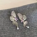 Elegante zilveren vlinder oorbellen met paarse kristallen op grijze stof - 925 Sterling Zilver Stift - Draadgeweven Vlinder Kwaster Stijl (63)
