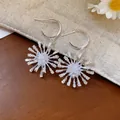 Elegante bloemoorbellen in bosstijl met sprankelende kristallen en zilveren naalden - 925 Sterling Zilver Stift - Radiale Bloem Vuurwerk Kwaster Stijl (76)