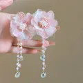 Elegante roze stoffen bloemenoorbellen met lange parel- en kristallen kwastjes. - 925 Sterling Zilver Stift - Roze Stoffen Bloem Parel Kwaster Stijl (16)