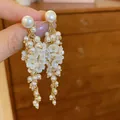 Elegante bloemen- en druiventas-oorbellen met witte parels en goudkleurige afwerking - 925 Sterling Zilver Stift - Frosted Bloemblad Parel Kwaster Stijl (71)