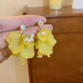 Elegante gele bloemen oorbellen met zilveren naalden en verfijnde parelaccenten - 925 Sterling Zilver Stift - Geel Frosted Bloemblad Parel Kwaster Stijl (45)