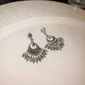 Primo piano di eleganti orecchini a spillo in argento con nappe di cristallo - Stile Nappa (HE15800) / Argento (Perno in argento)