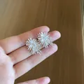 Elegante zilveren sterbloem oorbellen met fonkelende steentjes voor dames - 925 Sterling Zilver Stift - Radiale Sterrenlicht Vuurwerk Stijl (27)
