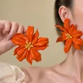 Modieuze grote oranje bloem oorsteker oorbellen voor dames met minimalistisch bosontwerp - 925 Sterling Zilver Stift - 3D Dubbele Bloemblad Oranje Gelakte Bloem Stijl (58)