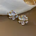 Eleganti orecchini a lobo a fiore bianco con perla centrale e un raffinato bordo color oro. - 白色花提耳钉(5#)