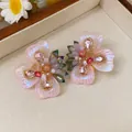 Elegante roze iriserende bloem oorknopjes met glazen kralen en kristal accenten. - 925 Sterling Zilver Stift - Iriserende Parelmoer Roze Bloemblad Kwaster Stijl (74)