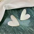 Grandi orecchini a lobo a cuore bianchi eleganti con trama marmo e bordo dorato - 大号白色爱心耳环(16#)