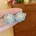 Elegante zilverkleurige bloemknopjes met blauwe emaille rand en centrale imitatieparel - 925 Sterling Zilver Stift - Blauw Emaille Bloemblad Parel Meeldraad Stijl (59)