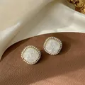 Eleganti orecchini a lobo geometrici quadrati con trama in marmo bianco e bordo oro - 白色复古方形耳钉(8#)