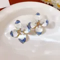 Elegante bloemen oorknopjes met blauw marmer effect en een sprankelend kristallen centrum - 925 Sterling Zilver Stift - Inktvlek Rand Bloem Stift Stijl (69)
