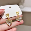 Eleganti orecchini a lobo in argento con cristalli a forma di cuore e finitura oro - 镂空金色心形水晶耳钉(36#)