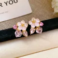 Elegante roze bloem oorknopjes met paarse kristallen kwastjes op zwart display getoond. - 925 Sterling Zilver Stift - Opaal Textuur Bloem Druiven Kwaster Stijl (53)