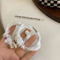 Grandi orecchini a cerchio geometrici in tessuto bianco con perni in argento per donna - 白色褶皱布艺几何圆环(26#)
