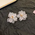 Eleganti orecchini a lobo con petali di fiori bianchi e perla su sfondo nero opaco - 白色层叠花朵耳钉(27#)