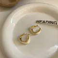 Orecchini a cerchio geometrici bianco crema con finiture in oro e aghi in argento S925 - 不规则圆环滴油耳扣(33#)