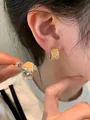 Eleganti orecchini a perno a cerchio a C in smalto giallo con finitura in argento puro - Giallo
