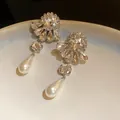 Detalle macro de elegantes pendientes de flor de cristal con perlas de gota refinadas - Estilo Flor Gota de Agua / Plateado