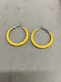 Orecchini a cerchio giallo vibrante con chiusura ad ago argentata - Piccolo / Giallo