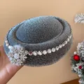 Nahaufnahme einer silbern glitzernden Hut-Haarklammer mit Strass-Schneeflocke und Fellball. - Silber Glitzer Schneeflocke (HH9376)