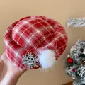 Nahaufnahme von roter karierter Hut-Haarspange mit Strass-Schneeflocke und Fellbommel - Rote Schneeflocke (HH9375)