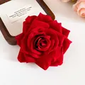 Nahaufnahme einer großen roten Samtrosen-Haarklammer mit realistischer Textur - Rote Rose (11#)