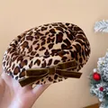 Nahaufnahme einer Vintage-Haarklammer mit Leopardenmuster und grüner Samtschleife - Kaffee Leopard (HH9375)