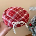 Nahaufnahme rote karierte Mini-Hut Haarspange mit Perlenbogen für Weihnachtslook. - Rote Perle Schleife (HH9375)