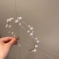 Elegante cerchietto a doppio strato in metallo dorato con perle bianche di diverse dimensioni - Oro Doppio Strato Perla
