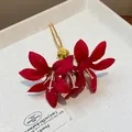 Gros plan d'une épingle à cheveux fleur en tissu rouge avec gouttes d'eau fines. - Pic à Cheveux (1#) / Or-Rouge