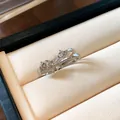 Primo piano di un ear cuff a doppio strato in argento con diamanti tondi incastonati - Clip per Osso dell'Orecchio (3#) / Argento-Bianco