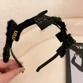 Elegante cerchietto in velluto nero e tweed con scritte dorate di alta qualità. - Fiocco con Lettera Nero