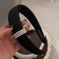 Elegante cerchietto imbottito nero con file di perle bianche dal look vintage francese - Perla Tre File Nera