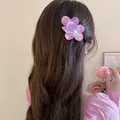 Eleganter süßer violetter Stoffblumen-Haarclip-Accessoire auf langem braunem Haar - Lila Phalaenopsis Perle (40#)