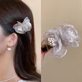 Eleganter Stoffrosen-Haarclip mit Perlen-Detail für süße und märchenhafte Frisuren - Graue Gazeblume (50#)