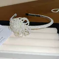 Bandeau en perles baroques vintage avec grande fleur faite à la main - Style 50 Fleur de Perle Baroque Blanche