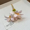 Gros plan détaillé d'un pic à cheveux en fleur de tissu rose avec des perles de rosée - Pic à Cheveux (2#) / Or-Rose